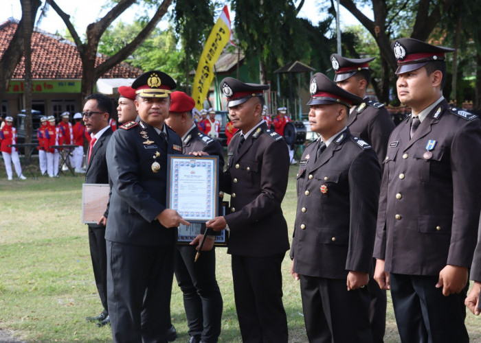 Peringatan Hari Bhayangkara, Kapolres Pamekasan Beri Penghargaan Satya Lencana Kesetiaan