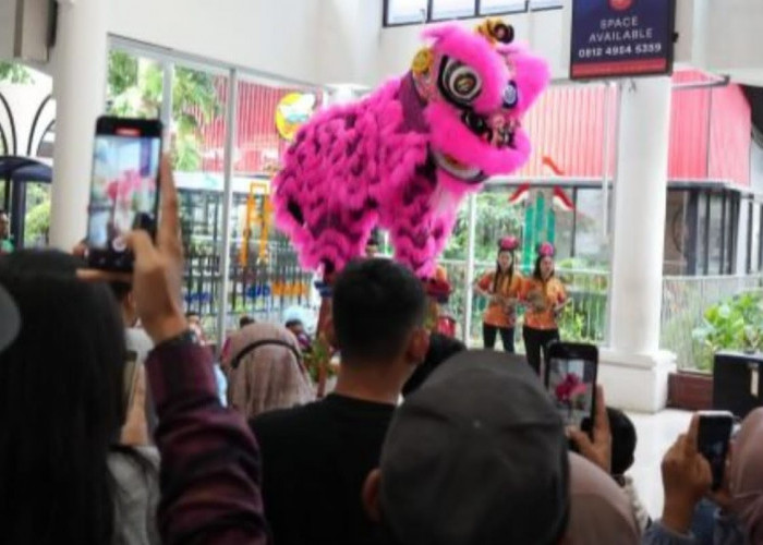 Barongsai Hibur Penumpang KA di Stasiun Gubeng