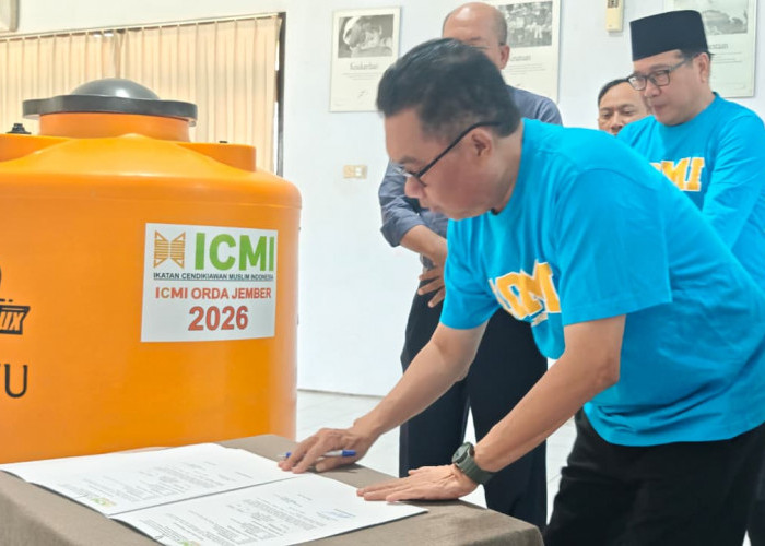 Sentuh Nurani Warga Terdampak Kekeringan, ICMI Jember dan PMI Salurkan Tandon Air ke Dusun Bunder