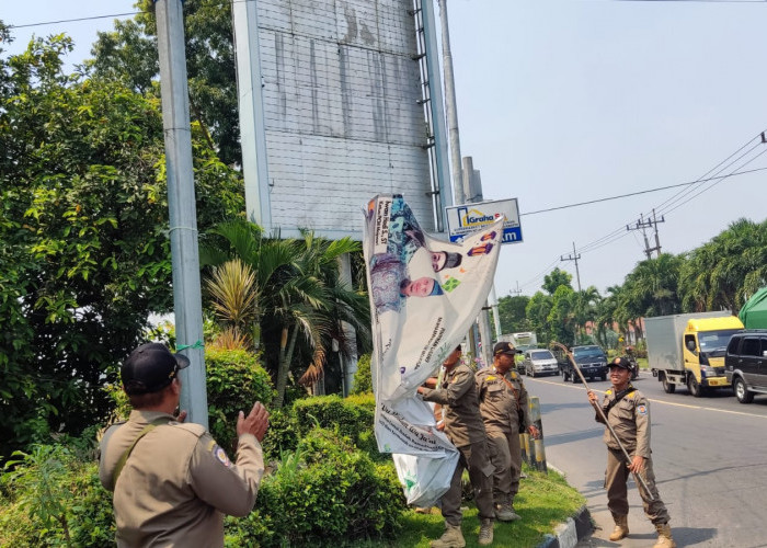 Ganggu Ketertiban Umum, Satpol PP Kabupaten Mojokerto Turunkan Banner Liar