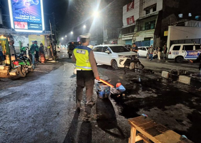 Avanza Tabrak Pembatasan Jalan Raya Margorejo Dekat Maspion Square
