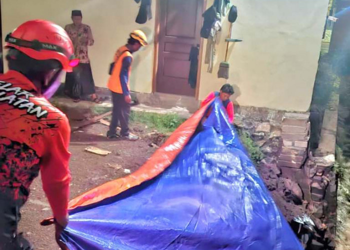 Hujan Deras Picu Longsor Tanggul Sungai di Purwosari Pasuruan