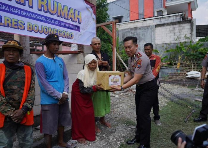 Polres Bojonegoro Bedah Rumah Warga Balen, Wujud Kepedulian Polri di Hari Bhayangkara Ke-80