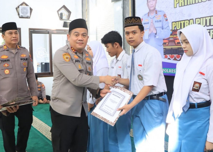 Puluhan Pelajar Berprestasi Terima Beasiswa Pendidikan dari Polres Jombang