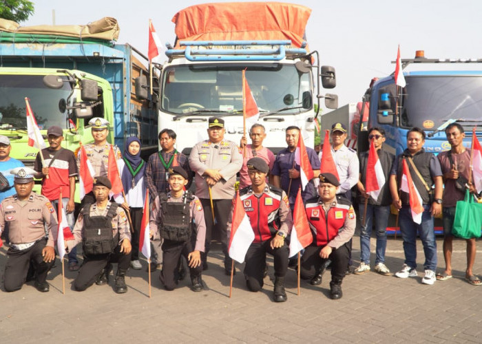 Polres Pasuruan Gandeng Seluruh Elemen Bagikan 500 Bendera kepada Warga dan Pengendara