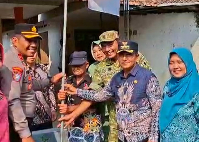 Polsek Bangil Bersama Tiga Pilar Ajak Warga Pasuruan Pasang Bendera Merah Putih Serentak
