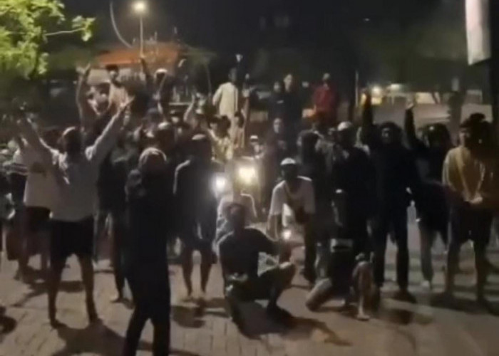 Viral Video Puluhan Gangster Unjuk Gigi diduga di Kawasan Kebraon Surabaya