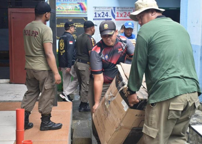 Satpol PP Surabaya Tertibkan Bangunan TK di Manukan Subur