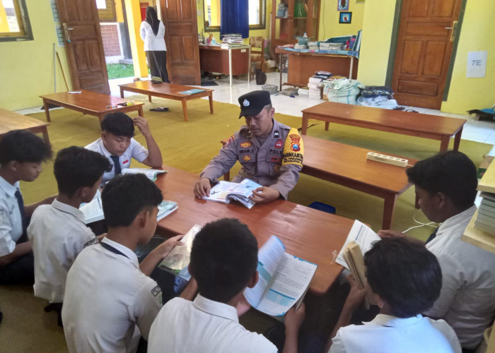 Rabu Berguru Polsek Sempolan Ajak Siswa SMPN 1 Silo Rajin Membaca Meraih Cita-Cita