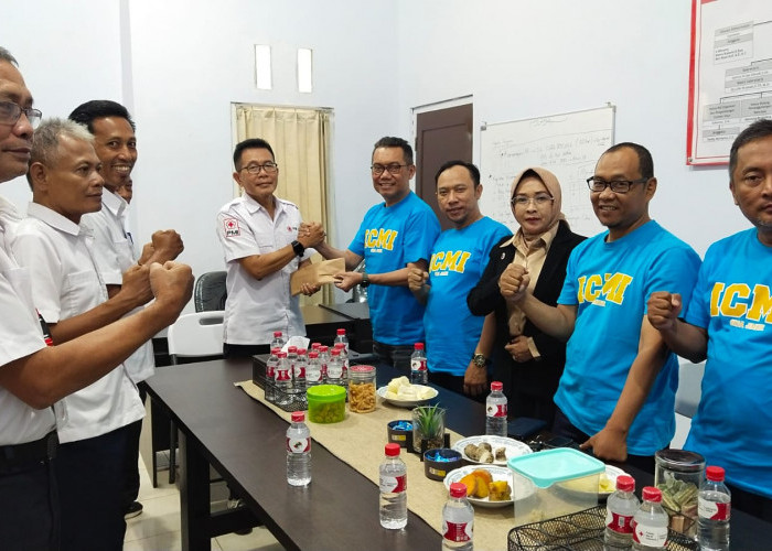 Solidaritas Bencana Sumatra, ICMI Jember Serahkan Donasi ke PMI Jember