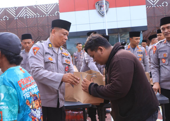 Warga Tersenyum, Setiap Hari Terima Paket Takjil dari Polres Ngawi