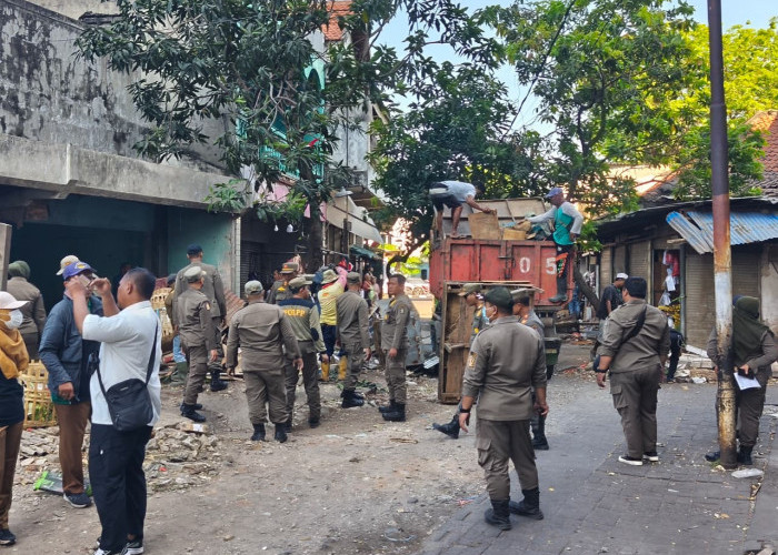 Kembalikan Fungsi Jalan dan Saluran, Pasar Tumpah Selatan DTC Wonokromo Ditertibkan