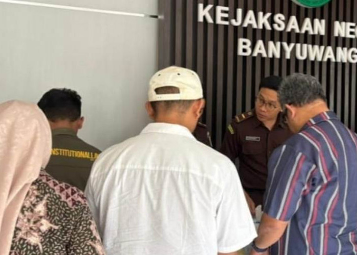 Diduga Main Faktur Fiktif Solar, Kanwil DJP Jatim III Serahkan Dua Tersangka ke Kejari Banyuwangi