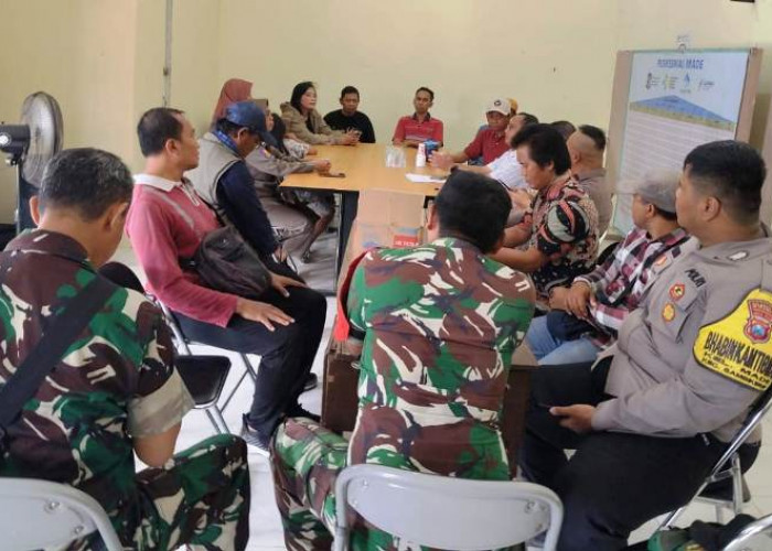 Redam Gejolak Warga, Bhabinkamtibmas Polsek Lakarsantri Mediasi Dampak Banjir Watulawang Surabaya