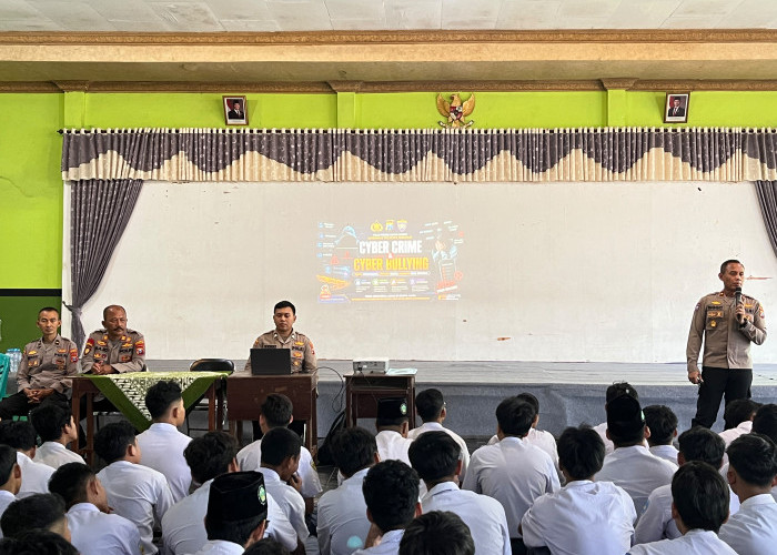Polisi Edukasi Pelajar SMA Wachid Hasyim 2 Bahaya Radikalisme