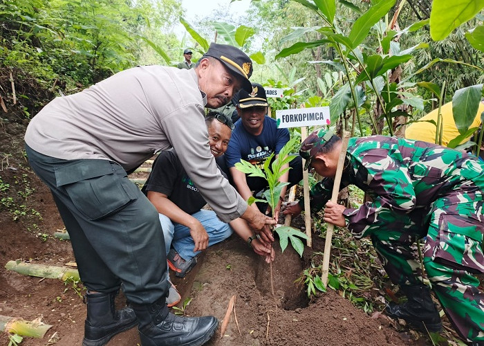 Polres Lumajang Dukung Penuh Penghijauan di Sumber Klerek