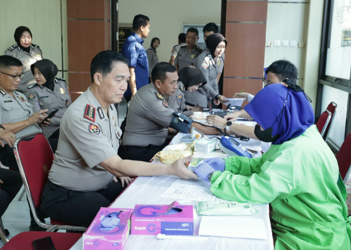 Hari Jadi Ke-75 Humas Polri, Polda Jatim Bersama Wartawan Gelar Donor Darah