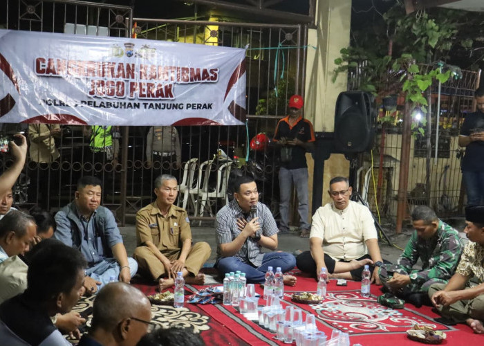Duduk Lesehan Serap Aspirasi, Kapolres Pelabuhan Tanjung Perak Cangkrukan Bareng Warga Sidotopo