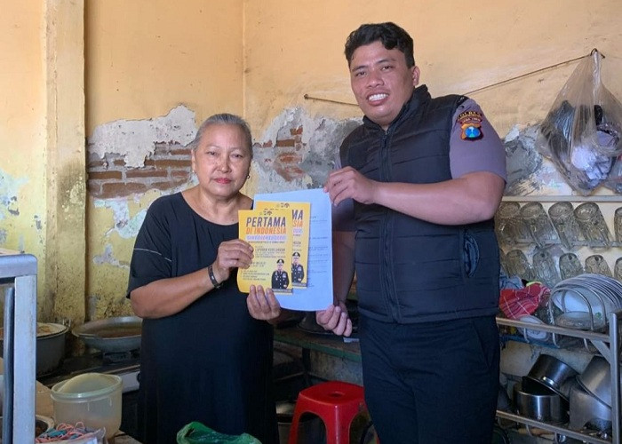 SPKT Door to Door Polres Tanjung Perak Jemput Bola Kenalkan Layanan Kepolisian ke Warga