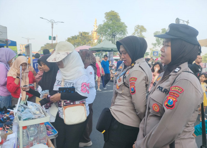 Wujud Pelayanan Humanis, Polwan Polresta Sidoarjo Siaga di Tengah Keramaian Warga