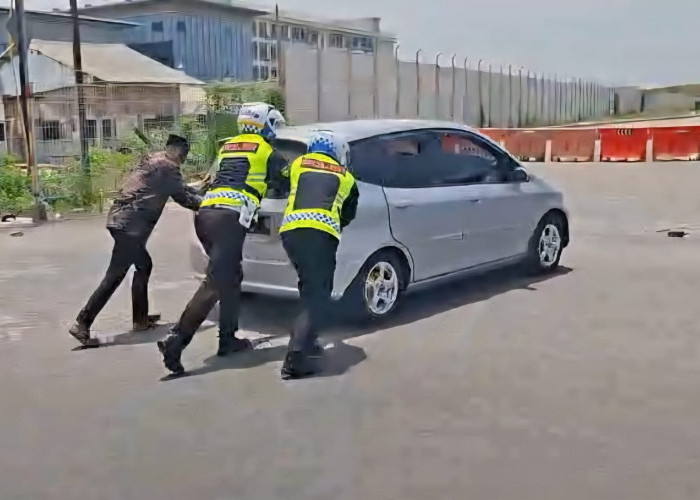 Respons Cepat Polantas Gresik Bantu Pemudik Mogok di Sembayat, Arus Lalu Lintas Kembali Lancar