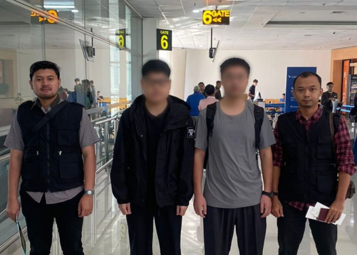 Imigrasi Tanjung Perak Deportasi 2 WNA Asal Tiongkok