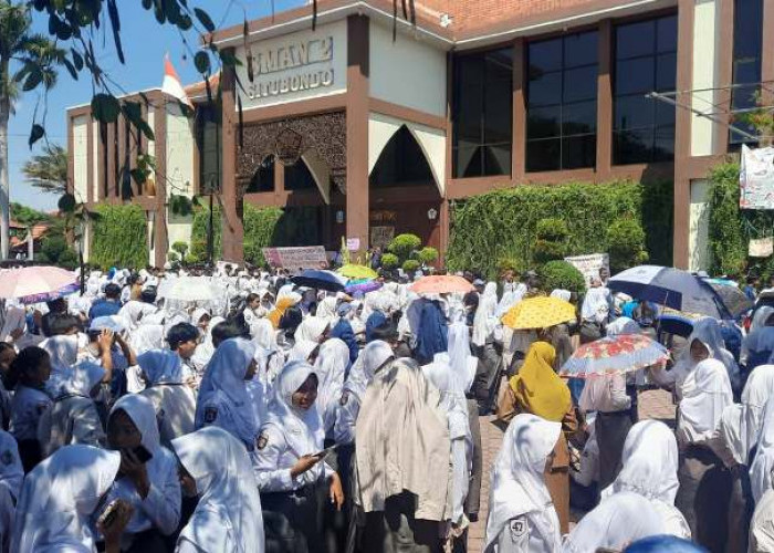 Siswa SMAN 2 Situbondo Gelar Demo, Desak Kepala Sekolah Mundur