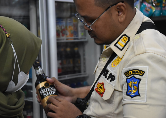 Toko Kelontong Jalan Jarak Jualan Miras, Dirazia Satpol PP Surabaya, Ditemukan Ratusan Botol Mihol