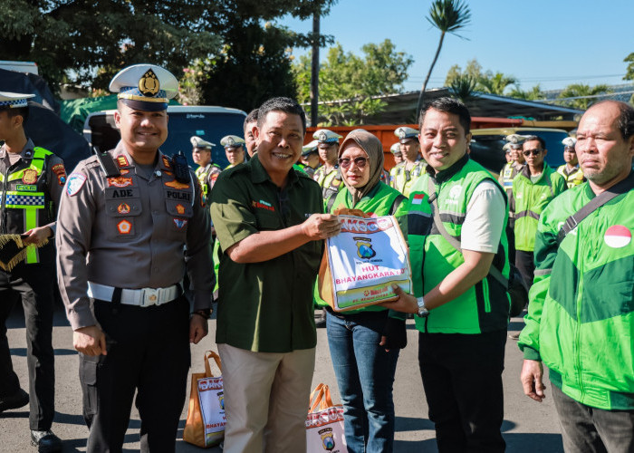 Sentuhan Hangat HUT Bhayangkara ke-80: Satlantas Polres Jember Rangkul Puluhan Driver Ojol Lewat Bakti Sosial