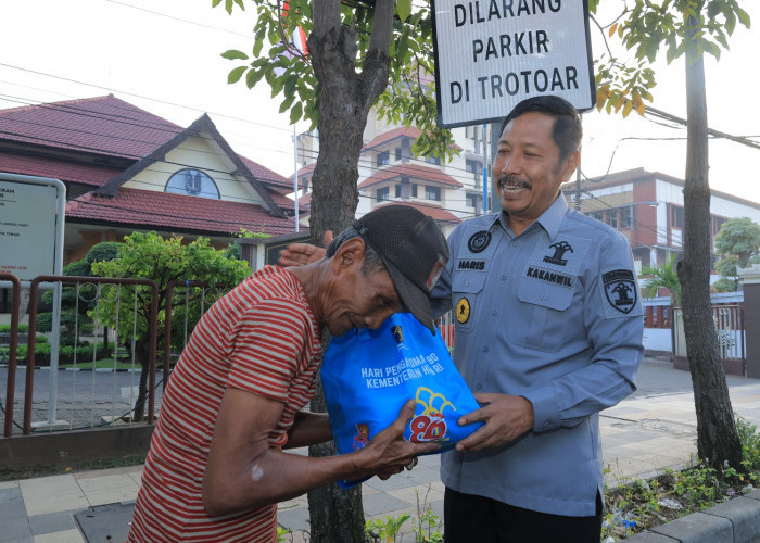 Sambut Hari Pengayoman, Kemenkum Jatim Tebar 200 Paket Sembako untuk Wargai Surabaya