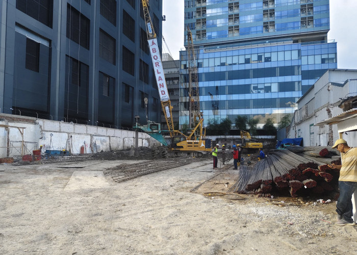 Abaikan Keluhan Warga dan Perizinan, Proyek Gedung di Basuki Rahmat Tetap Ngebor hingga Dini Hari