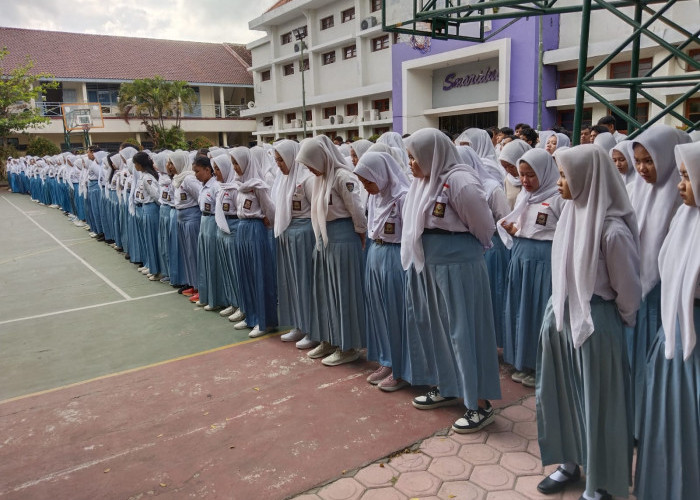 Berduka, Pelajar dan Guru SMAN 1 Kedungwaru Gelar Doa Bersama