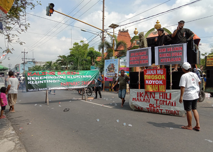 Warga 4 Desa Blokade Jalan, Desak Limbah Industri Ditutup