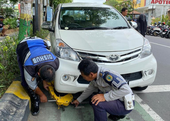 Dishub Kota Madiun Tunjukkan Taring, Gembok 4 Mobil yang Parkir Sembarangan