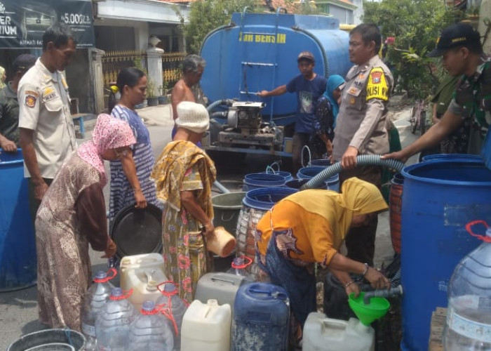 Polisi RW Rejosari Salurkan Air Bersih Warga Terdampak Kemarau