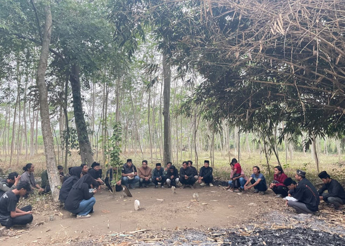 Aksi Simbolis PMII Lumajang di Makam Salim Kancil: Perjuanganmu Kami Teruskan