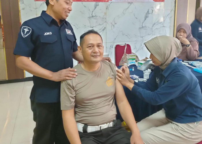 Jaga Kondisi Fisik Tetap Prima, 250 Personel Polres Ngawi Disuntik Vaksin Influenza