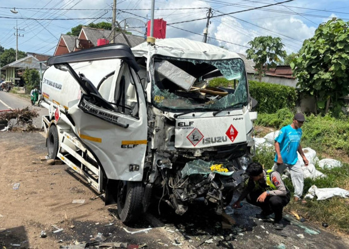 Truk Tangki Solar Tabrak Bus Mogok di Pantura Situbondo, Sopir Kritis