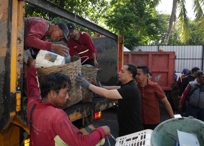 Revolusi Kebersihan Surabaya, Eri Cahyadi Larang Gerobak Parkir di TPS dan Ancam Sanksi Truk Sampah Nakal