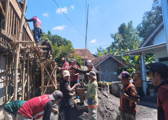 Gotong Royong Penuh Kepedulian, Babinsa Bantu Pengecoran TPA di Uranggantung