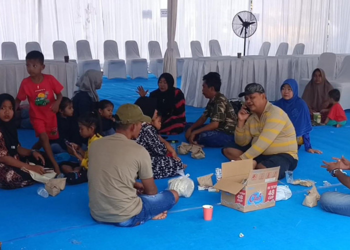 Menanti Cemas Hasil Identifikasi, Keluarga Korban Ponpes Al Khoziny Menginap di RS Bhayangkara