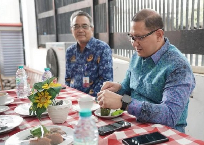 Cicipi Dessert Buatan Siswa SMKN 6 Surabaya, Kadindik Jatim Dorong Inovasi dan Jiwa Wirausaha