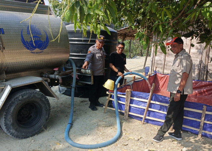 Polisi Ngawi Bergerak Cepat Salurkan Air Bersih untuk Warga Kasreman yang Terdampak Kemarau 