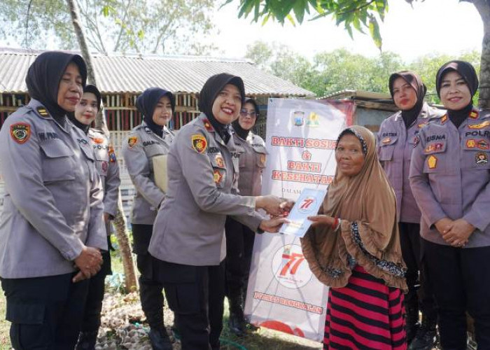 Sambut HUT ke-77 Polwan, Wakapolres  Bangkalan Bagikan Paket Sembako kepada Dhuafa