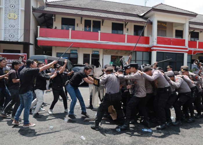 Polres Jember Gelar Simulasi Pengamanan Mako, Tingkatkan Kesiapan Personel