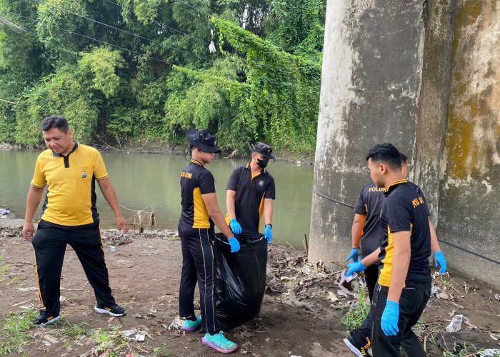Sambut Hari Bhayangkara Ke-79, Polres Jember Bersihkan Sungai Bedadung