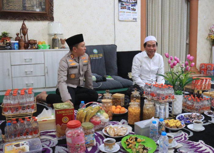 Kapolres Bojonegoro AKBP Afrian Silaturahmi ke  KH. Anwar Zahid Mohon Doa Restu      