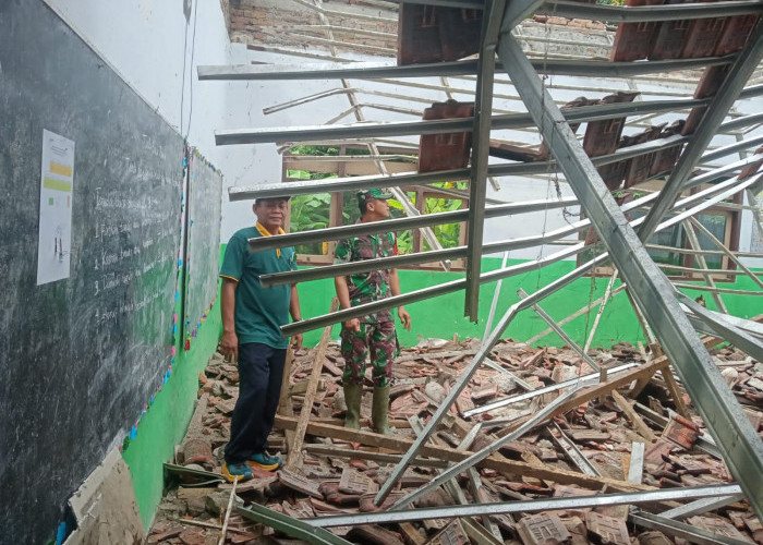 Hujan dan Angin Kencang Robohkan Atap Ruang Kelas SDN Curah Nongko 3 Jember