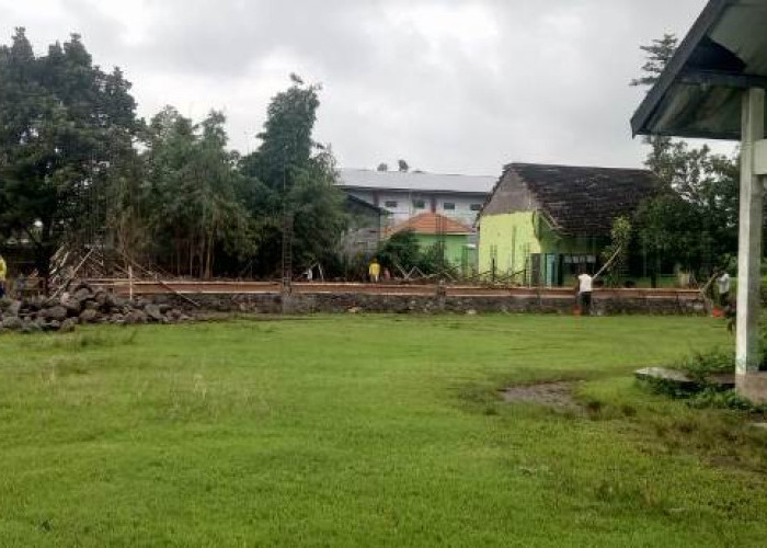 Dua Kelas SDN 1 Ngablak Kediri Digusur untuk Pembangunan KDMP, Siswa Belajar di Musala