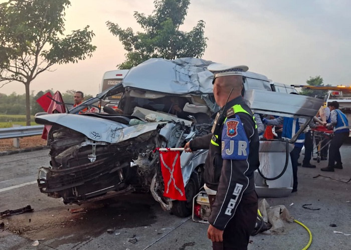 Polisi Usut Kecelakaan Dua Hiace di Tol Pandaan-Malang yang Akibatkan Enam WN China dan Sopir Terluka